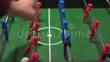 足球被称为桌球，足球踢腿比赛中的蓝红球员
